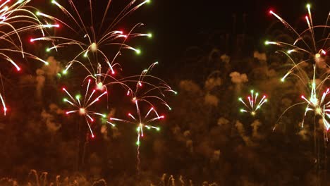 coloridos fuegos artificiales explotando en el cielo nocturno. celebraciones y eventos en colores brillantes.
