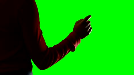 sección media de la mujer usando una pantalla invisible