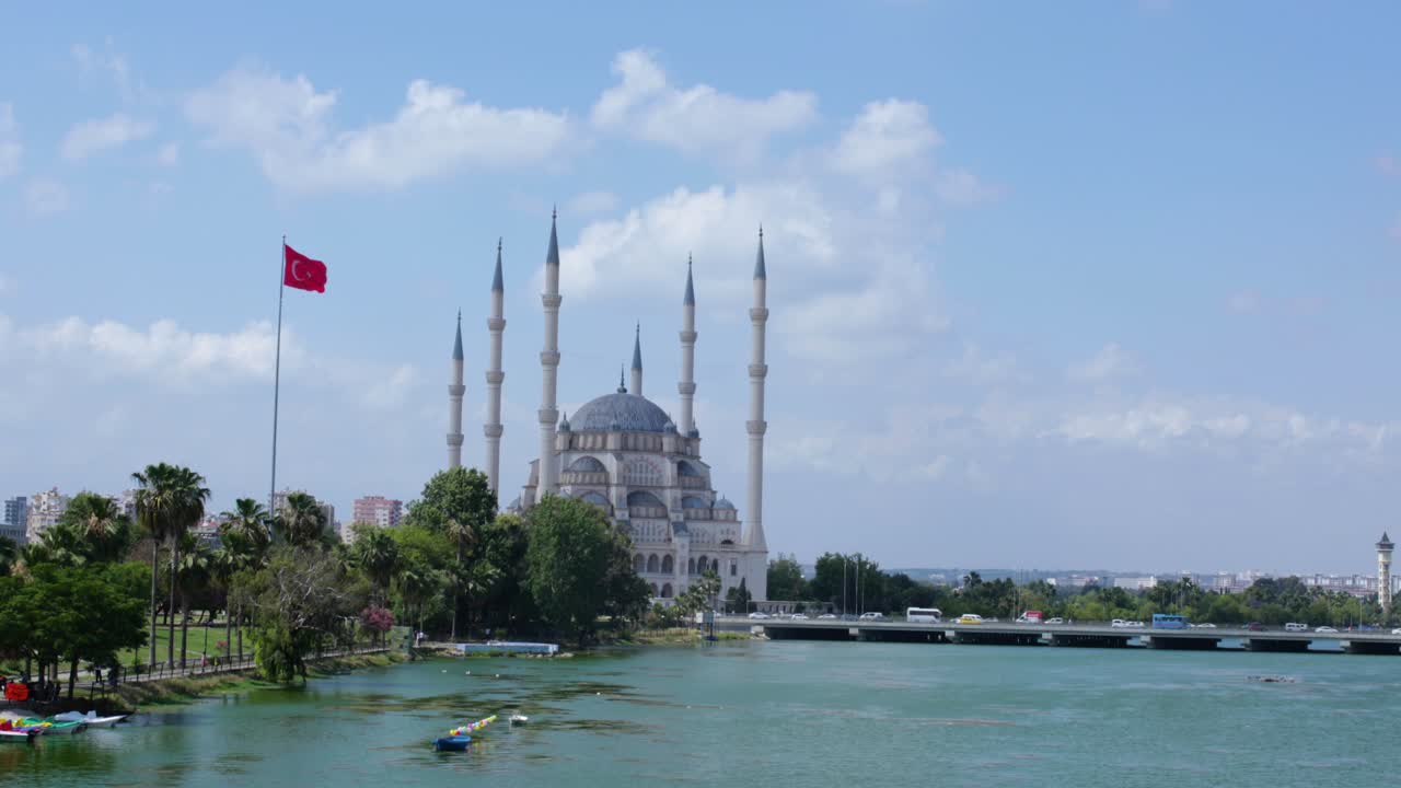Puente de piedra sobre el río en la ciudad de Adana