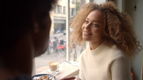 Una-Pareja-Joven-Y-Elegante-Disfrutando-De-Una-Bebida-En-La-Cafetería