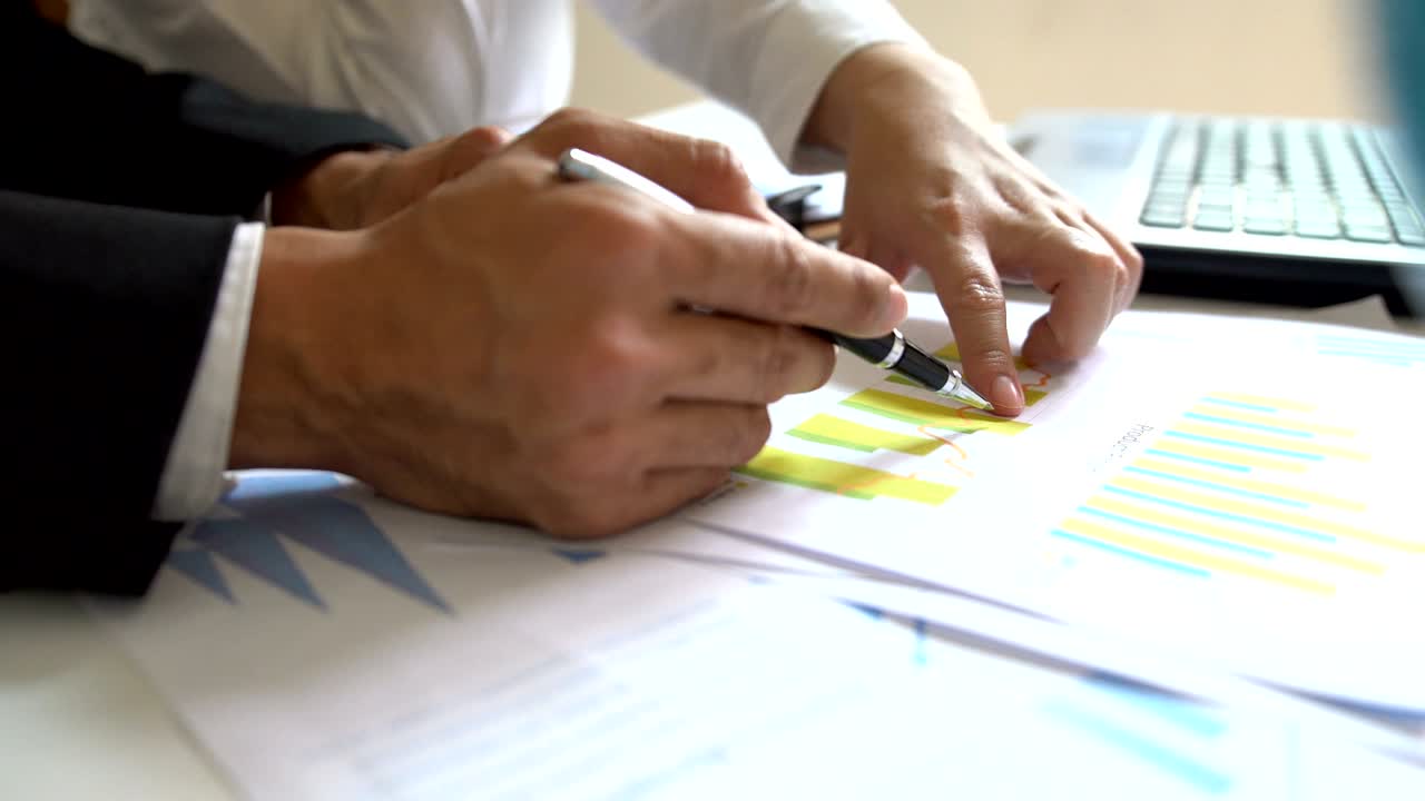 gente de negocios trabajando juntos discutiendo planes y discutiendo diagrama financiero, trabajo en equipo, éxito