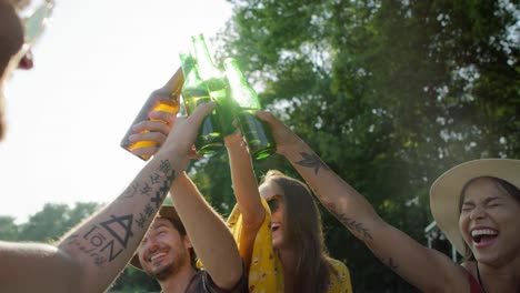 Close-up-video-of-the-best-friends-toasting-beer-bottles