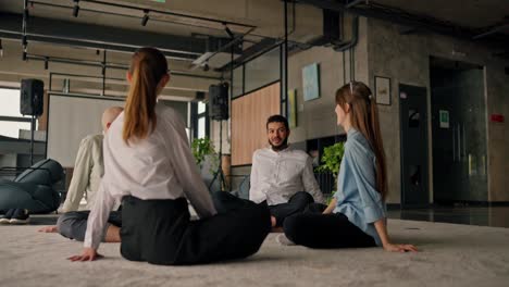 reunión de equipo en una oficina moderna