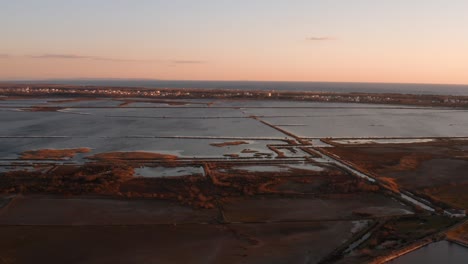 aéreo - hermoso amanecer en las salinas de solana ulcinj, montenegro, camión a la derecha