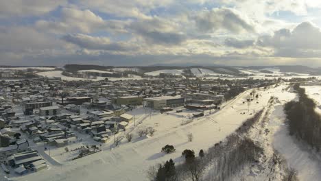 空中雪覆蓋的霍克海多市的奧科佩鎮