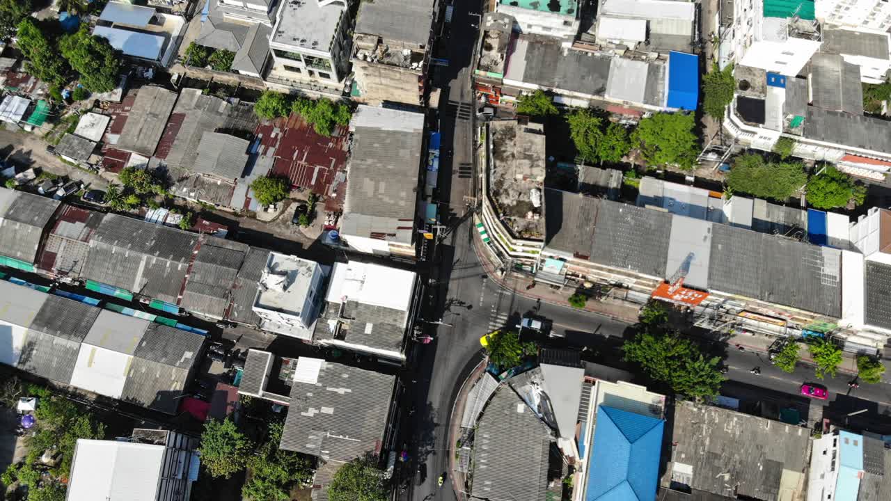 교차로 뒤의 도는 바습니다.