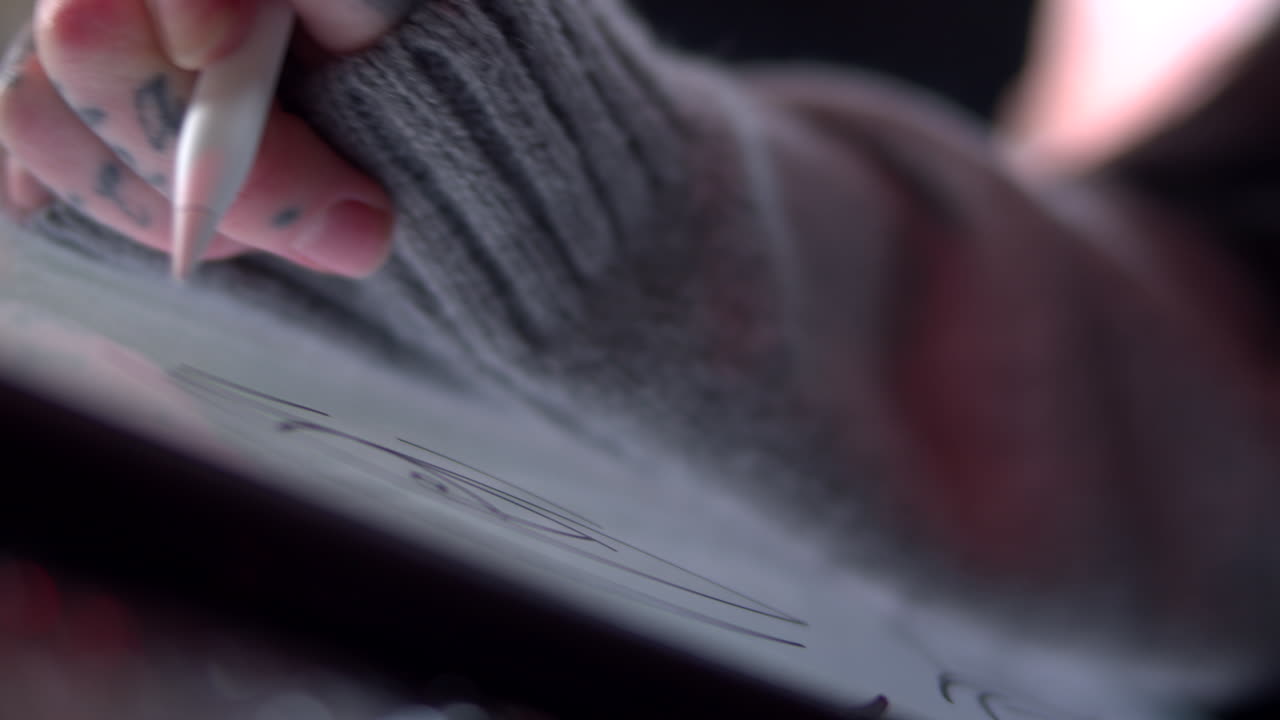 cerrar artista femenina dibujando en la pantalla de la tableta digital con lápiz óptico