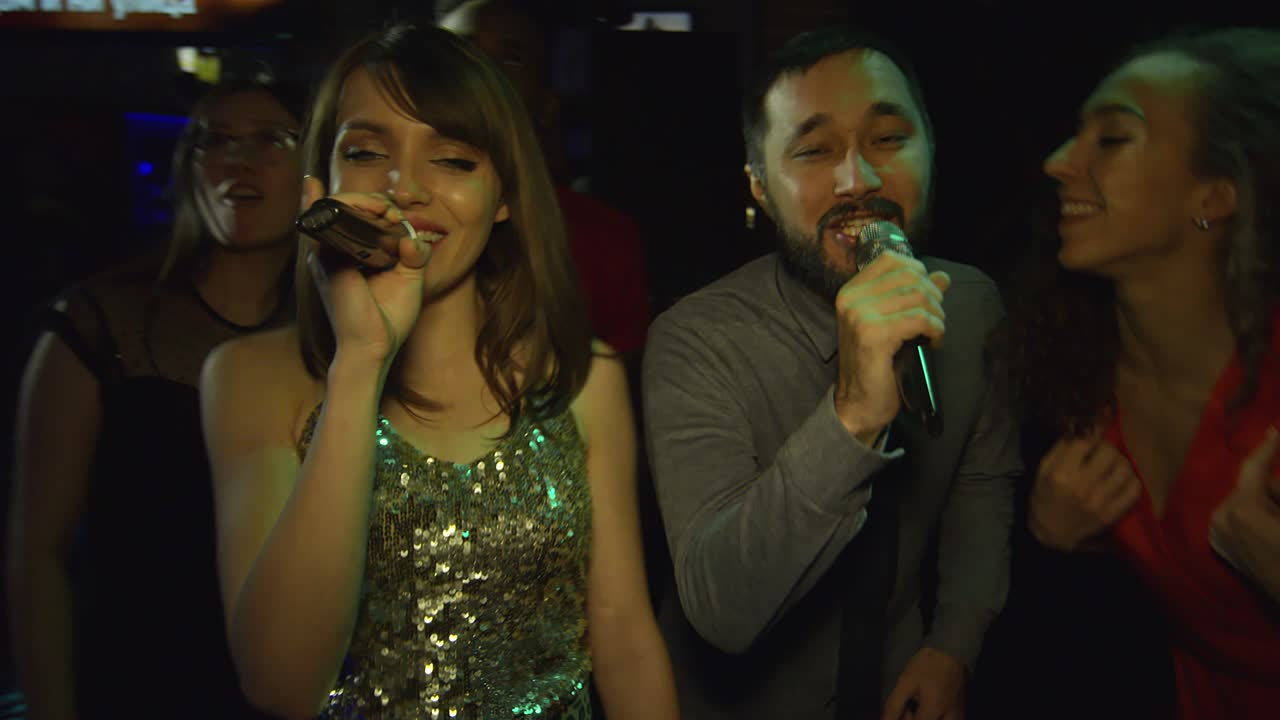 amigos multiétnicos festejando y cantando