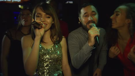 amigos multiétnicos festejando y cantando