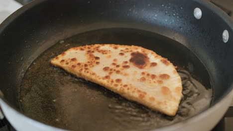 el cheburek se fría en aceite en una sartén