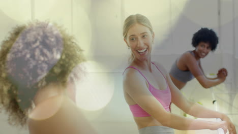 animación de luz bokeh sobre mujeres haciendo ejercicio y sonriendo en clase de fitness