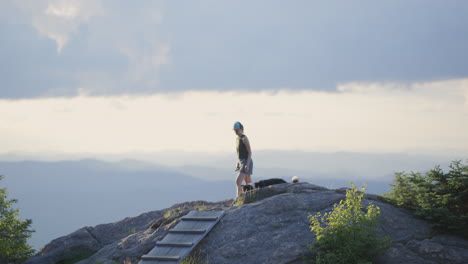 Disfrutando-De-La-Vista-De-La-Cima-De-La-Montaña-En-Vermont-Con-Un-Border-Collie