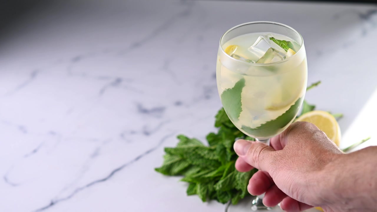 Hugo Spritz -cocktail lasissa