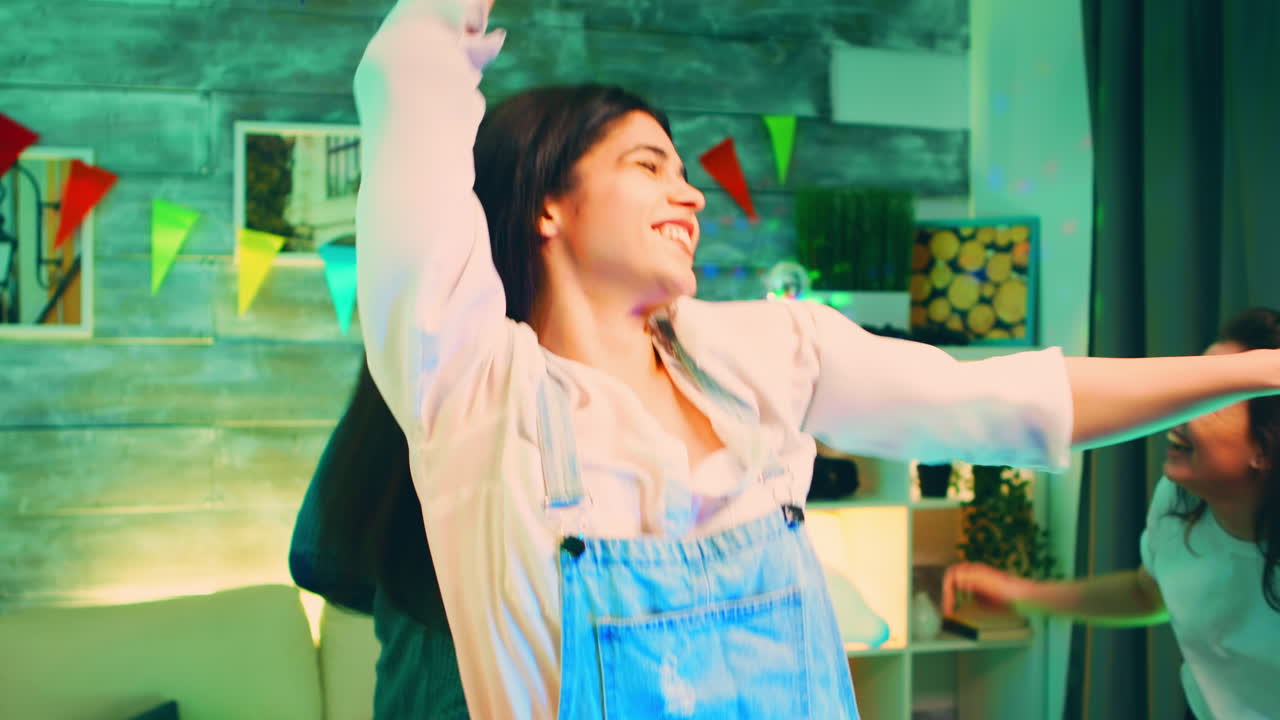 파티에서 춤추는 매력적인 젊은 여성