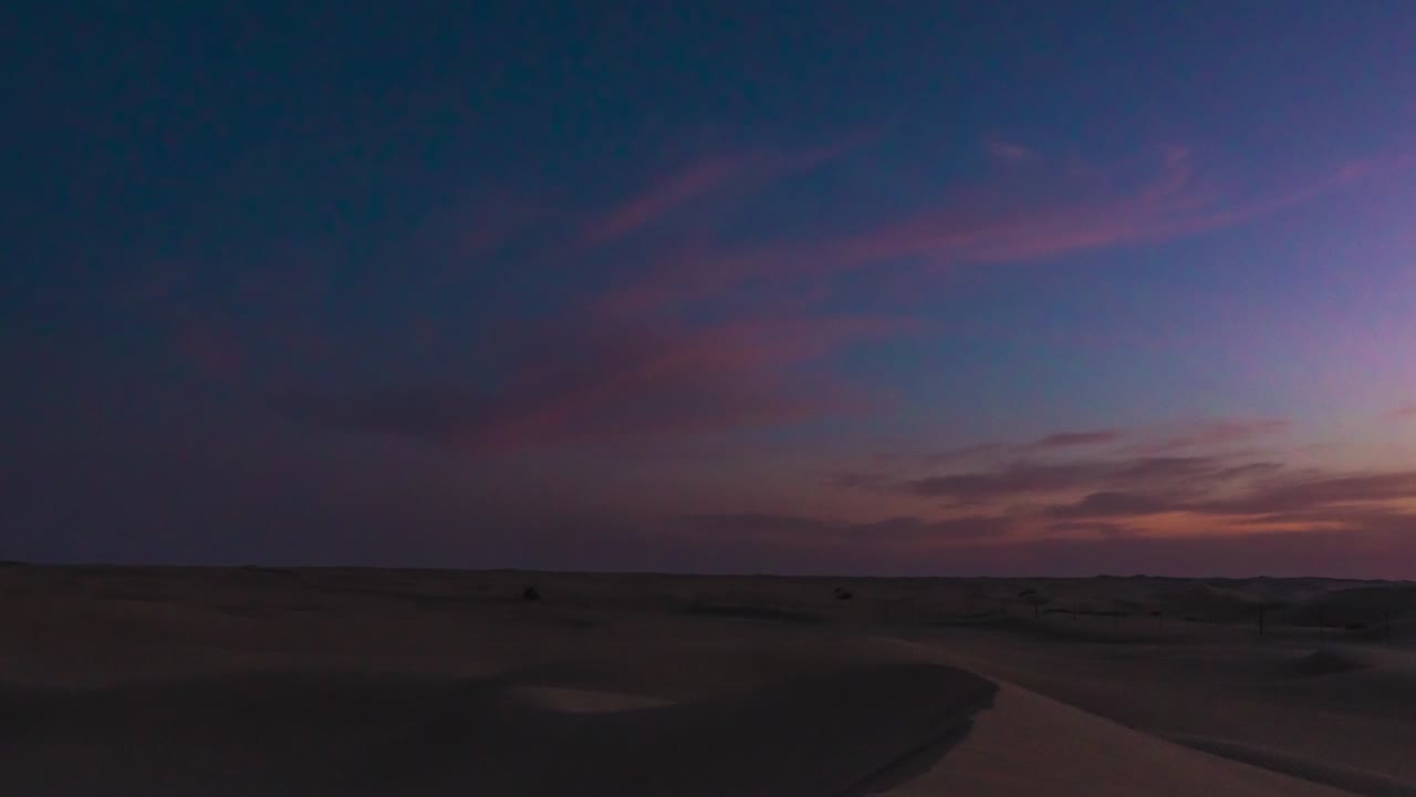 increíble disparo de látigo de lapso de tiempo de las dunas de arena del desierto de abu dhabi, del atardecer a la noche