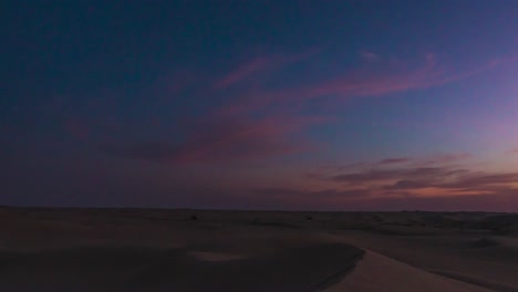 Increíble-Disparo-De-Látigo-De-Lapso-De-Tiempo-De-Las-Dunas-De-Arena-Del-Desierto-De-Abu-Dhabi,-Del-Atardecer-A-La-Noche