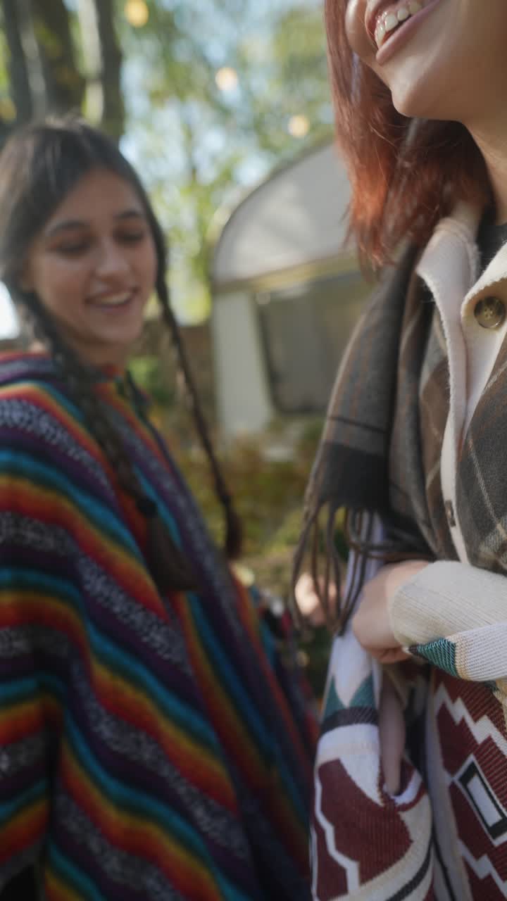 행복 한 친구 들 이 야외 를 즐기고 있다