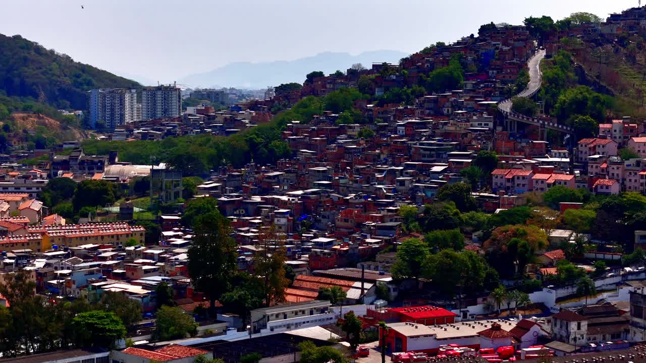 도시 빈민집은 분열된 지역 경제에 의해 형성된 투쟁을 반영합니다.