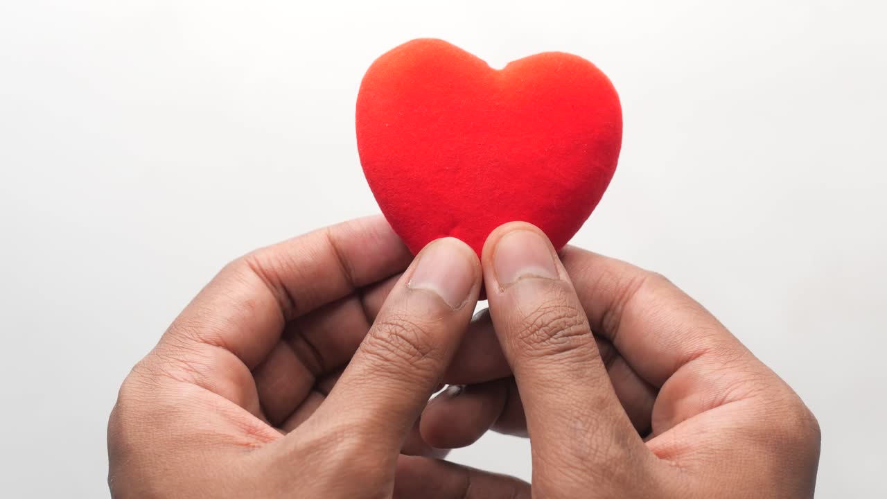 빨간 심장을 들고 있는 손