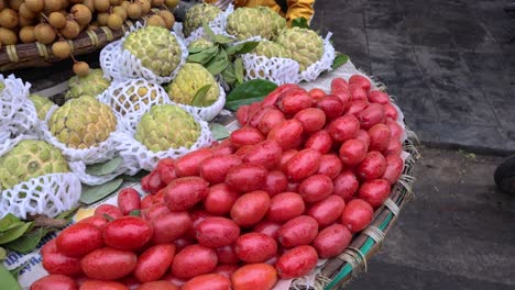 frutas variadas dispuestas en el puesto de un vendedor callejero
