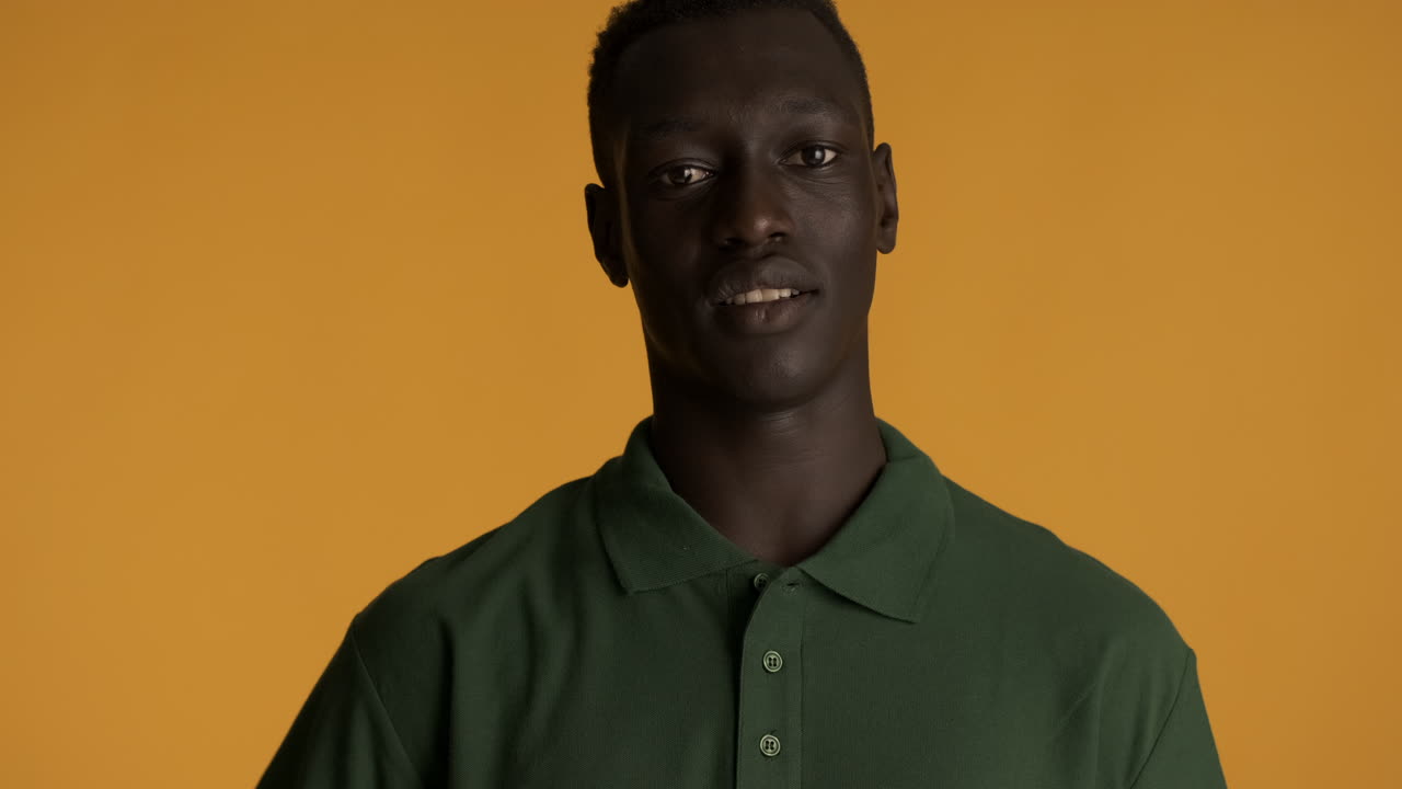 hombre afroamericano en fondo amarillo.