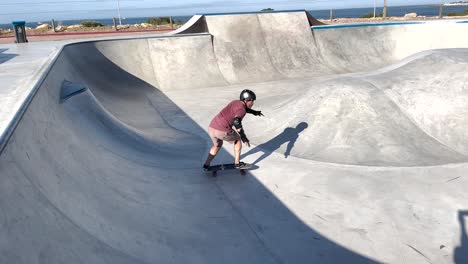 Der-Skateboarder-Rutscht-Furchtlos-Die-Steile-Wand-Eines-Beckens-Hinunter-Und-Beweist-Dabei-Außergewöhnliche-Geschicklichkeit-Und-Kontrolle