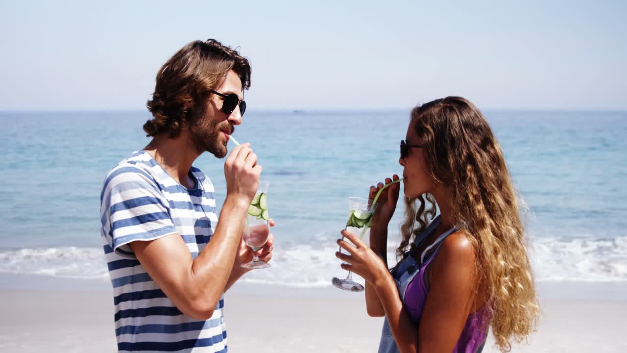 해변 에서 함께 즐기는 부부