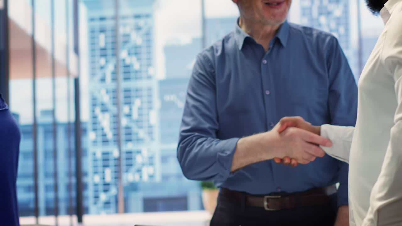 pareja de ancianos que busca asesoramiento financiero profesional sobre la planificación de la jubilación