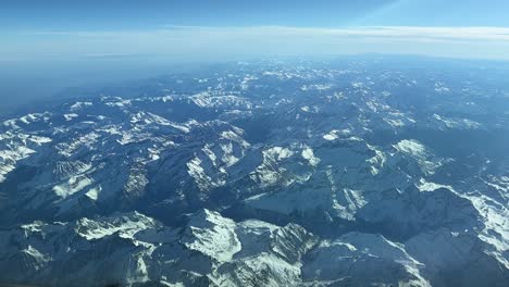vista lateral panorámica de las montañas de los pirineos desde una cabina de jet mientras volaba hacia el norte a 12000m de altura