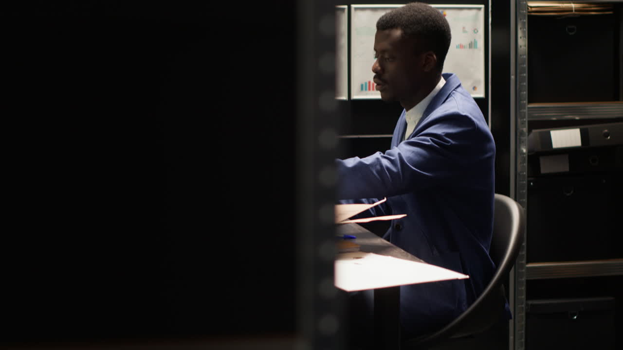 detective en su escritorio.