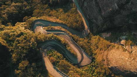 Von-Oben-Nach-Unten-Luftaufnahme-Einer-Der-Schönsten-Und-Gefährlichsten-Straßen-Der-Welt-Bei-Sonnenuntergang,-Serra-Do-Corvo-Branco,-Urubici,-Santa-Catarina,-Brasilien