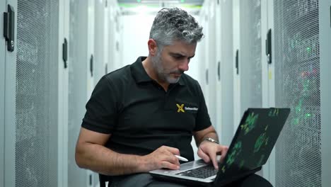 técnico informático trabajando en una sala de servidores