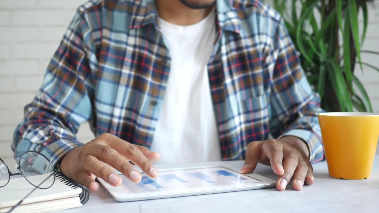 hombre usando tableta para el análisis de datos