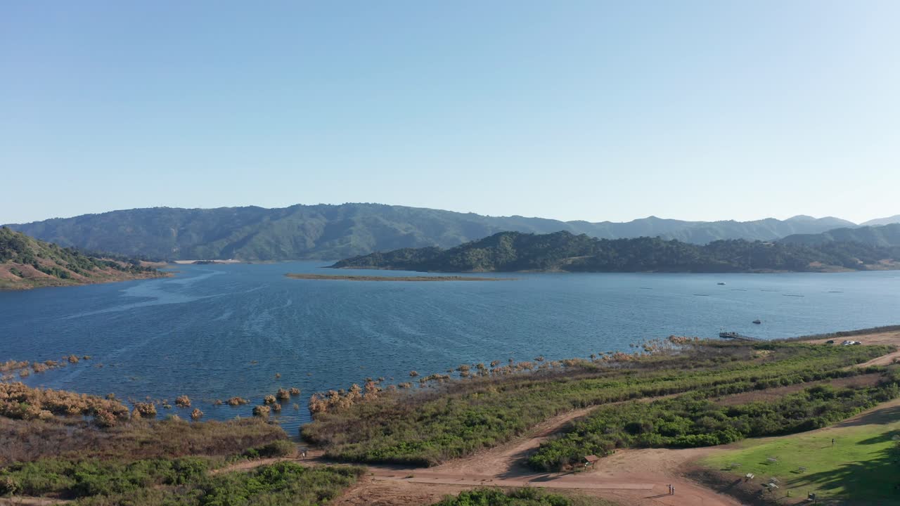 캘리포니아 의 카시타스 호수 의 넓은 상승 공중 사진