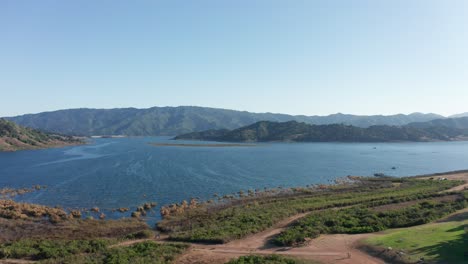 una amplia toma aérea del lago casitas en california