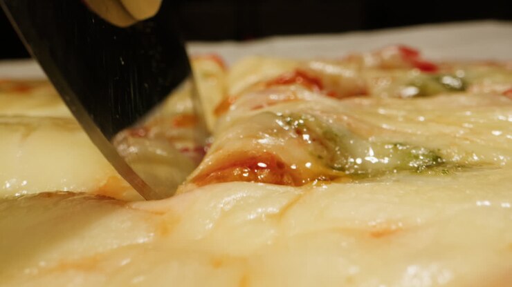 ich schneide eine köstliche pizza-scheibe.