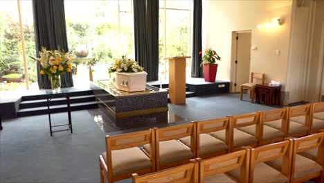 captura de pantalla de un ataúd funerario en un coche fúnebre o capilla o entierro en el cementerio