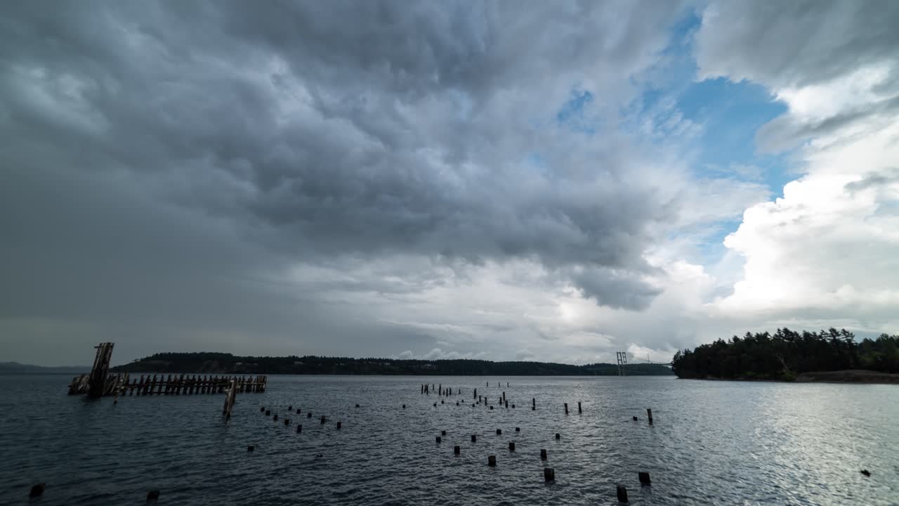 퓨젯 사운드 위로 북쪽으로 이동하는 폭풍 시스템과 타코마가 다리를 좁히는 시간 경과