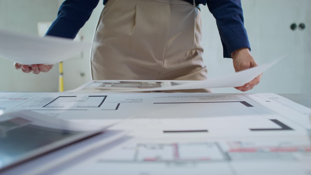 설계 계획을 검토하는 건축가