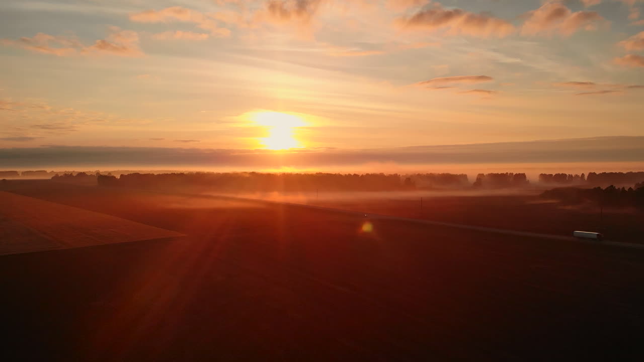 amanecer sobre un paisaje rural