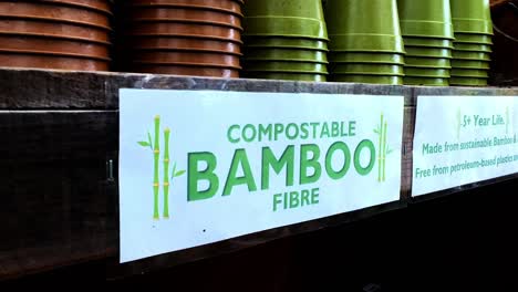 macetas de fibra de bambú ecológicas en un centro de jardinería