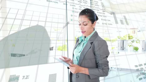 animación del procesamiento de datos financieros sobre una mujer de negocios biracial usando una tableta.