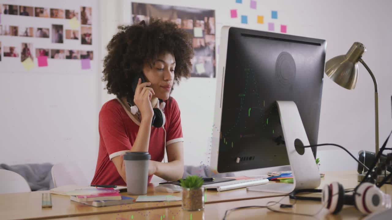 Animation af biometrisk fingeraftryk over en forretningskvinde, der bruger telefonheadset og bærbar computer