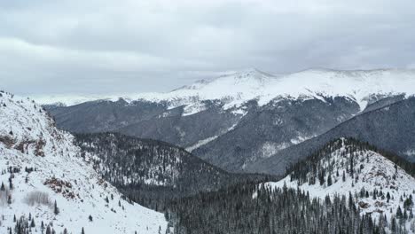 Volando-Sobre-Crestas-Con-Montañas-Nevadas-En-El-Parque-De-Invierno-En-Las-Montañas-Rocosas-De-Colorado