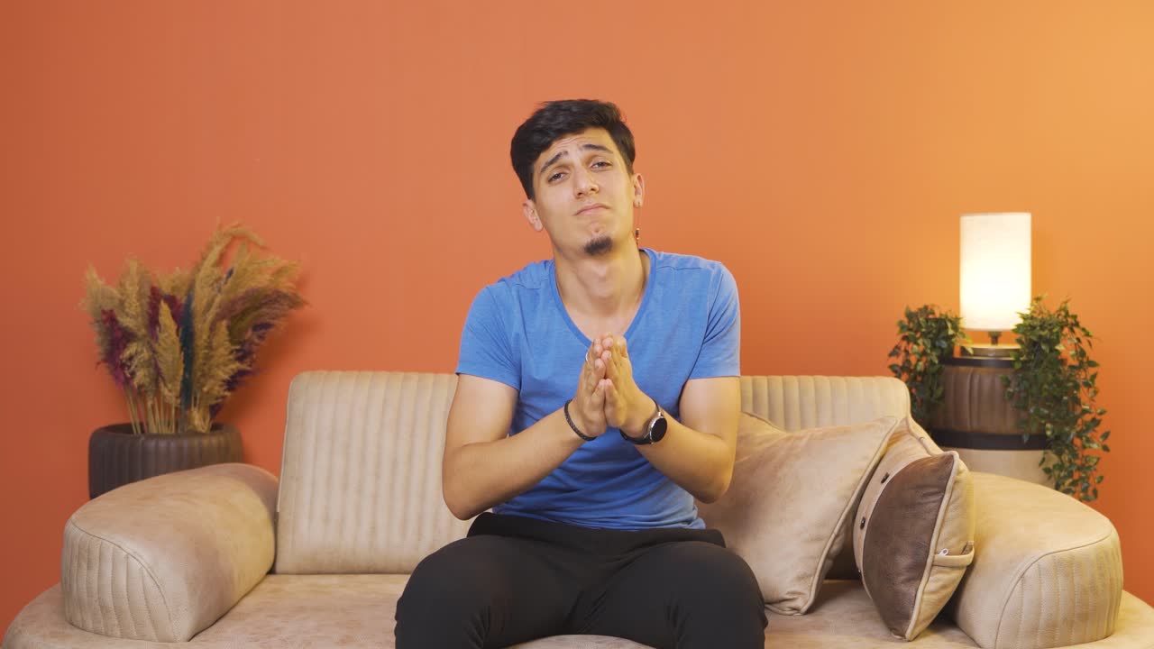 카메라를 바라보며 사과하는 남자