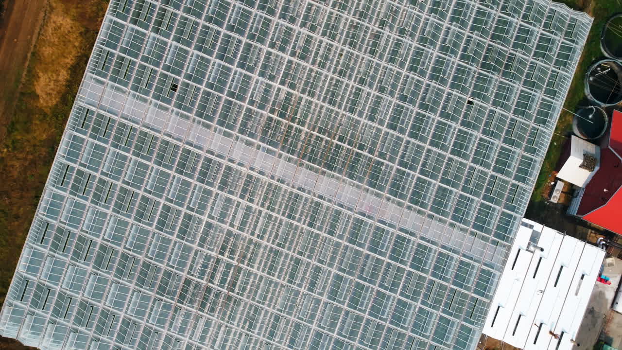 granja verde cubierta con vidrio en el techo 4k