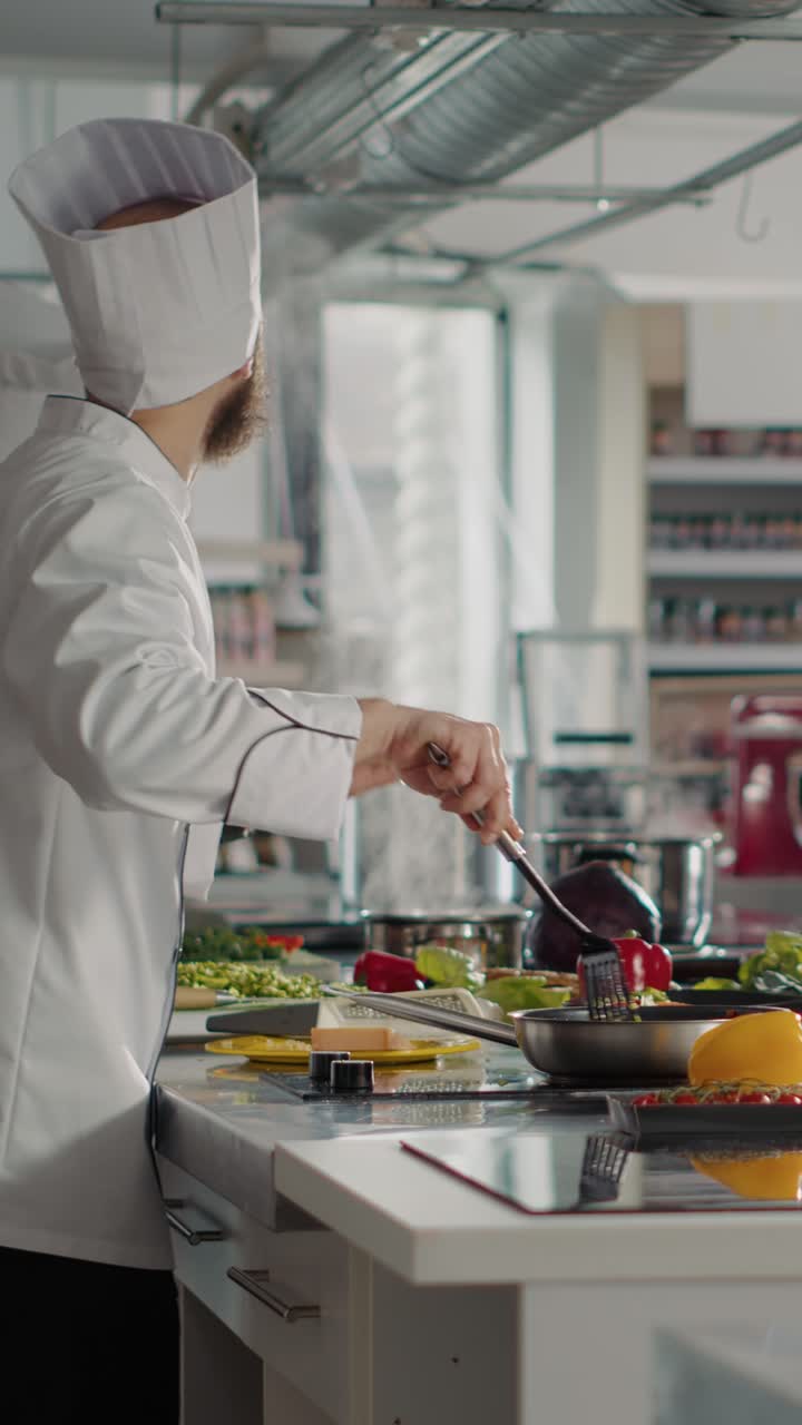 Chef che cucina verdure in una cucina professionale