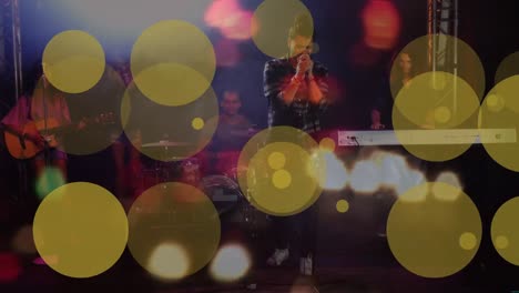 animación de puntos moviéndose sobre cantante masculino biracial en un concierto