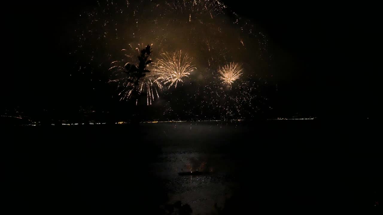 gran espectáculo de fuegos artificiales en el mar