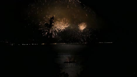 gran espectáculo de fuegos artificiales en el mar